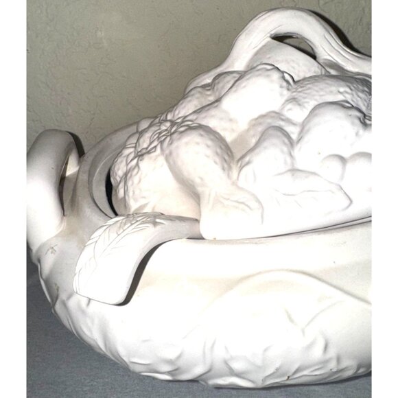 Gibson Everyday White Ceramic Tureen With Lid & Ladle - Picture 3 of 8